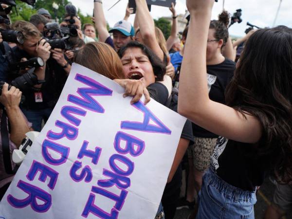 Personas pro-vida celebran la decisión de la Corte Suprema sobre el aborto.