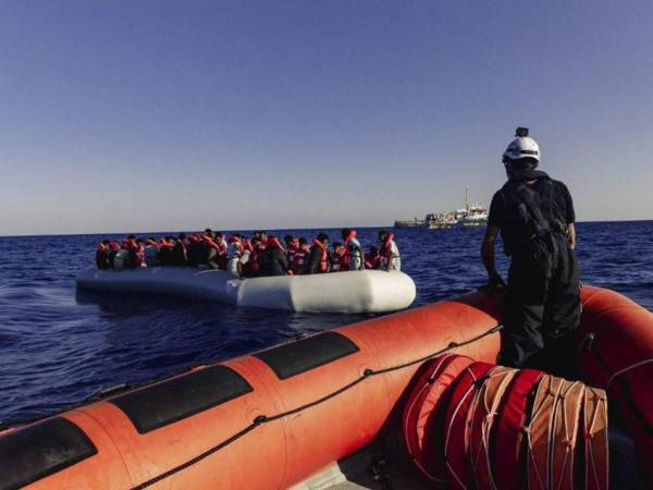 Las llegadas al archipiélago español han aumentado desde finales de 2019, en paralelo a la reducción del flujo migratorio en el Mediterráneo occidental debido a un patrullaje más intenso.