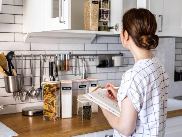 Preste atención a estos trucos de limpieza y orden para aprovechar tiempo y espacio en su cocina.