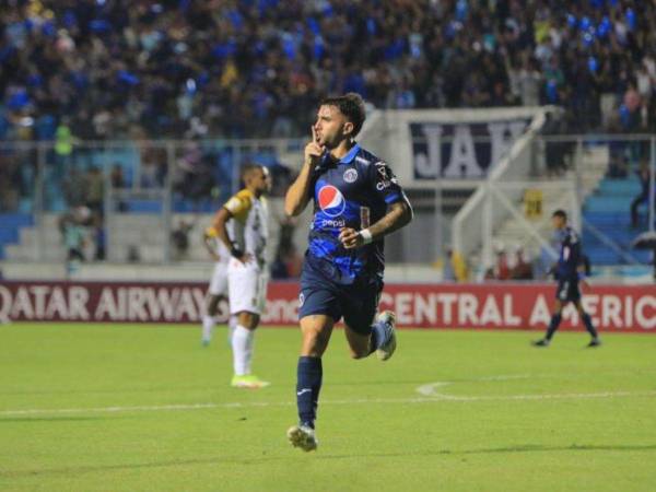 El delantero argentino Agustín Auzmendi suma 11 goles en al Apertura —es el máximo artillero— y 7 en la Copa Centroamericana. Solo al Olimpia no le anota con el Azul.