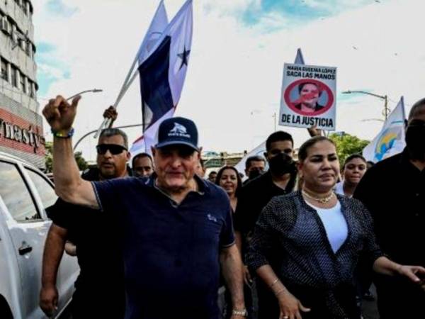 Ricardo Martinelli, expresidente de Panamá (2009-2014), se le vio en una manifestación que apoya el caso Odebrecht, en Ciudad de Panamá.