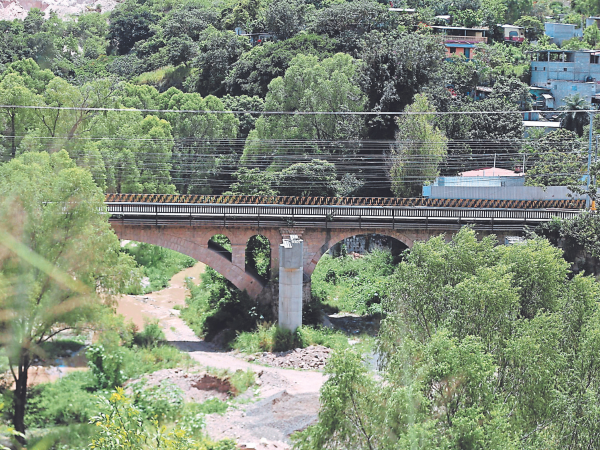 Conductores sufren por el tráfico en la salida al sur. Pobladores se reúnen mañana con el edil para buscar solución