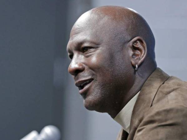 Michael Jordan, dueño de los Hornets de Charlotte, en una conferencia de prensa. Foto:AP