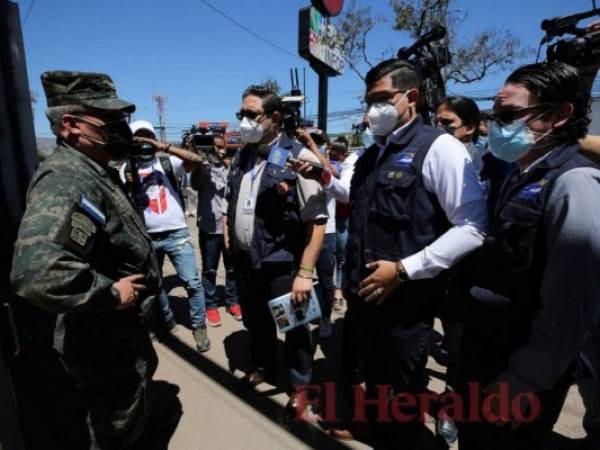 Momento en que miembros del Conadeh arribaban al Infop para conocer in situ la denuncia sobre el sabotaje. Foto: David Romero/EL HERALDO.