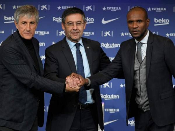 Eric Abidal,(lado derecho de la foto) fue destituido el 18 de agosto de 2020 de su puesto de Director de Fútbol en el club español, un día después de que también fuera despedido Quique Setien. Foto: Agencia AFP.