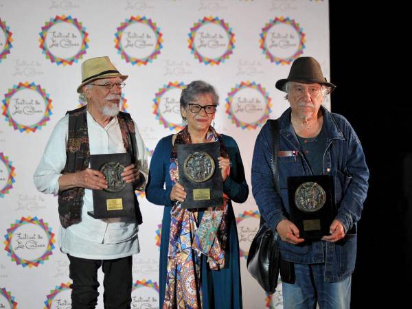 El Festival de Los Confines inició con homenajes a los poetas Alfonso Kijadurías, de El Salvador, y Blanca Guifarro, de Honduras, quienes fueron reconocidos por sus aportes a la poesía centroamericana. En la foto les acompaña el poeta colombiano Juan Manuel Roca, quien fue el homenajeado de 2020.