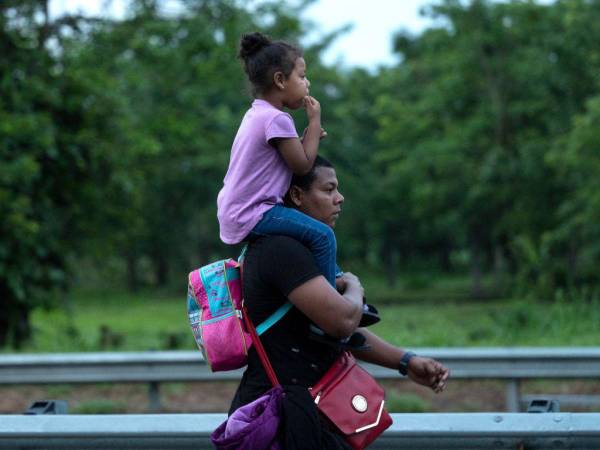 Niña migrante se dirige en caravana rumbo a Estados Unidos.