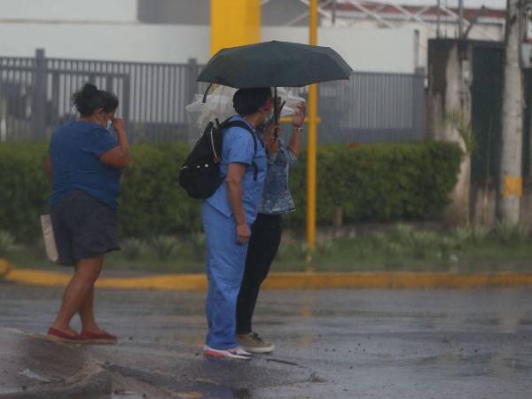 Se recomienda a la población salir preparada de su casa con una sombrilla ante la posibilidad de lluvias en varios sectores del país.