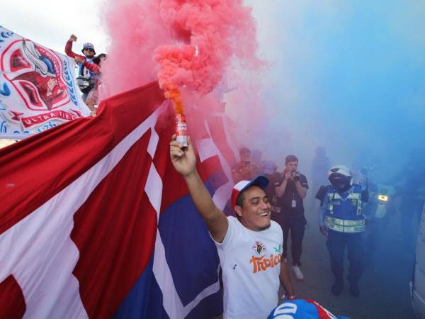 El León tiene la ventaja 1-0 conseguida en la ida y esta tarde con el Nacional pintado de blanco, rojo y azul busca abrirse paso a una nueva final en el fútbol hondureño. A continuación las mejores imágenes de la llegada de la Ultrafiel para apoyar al León.