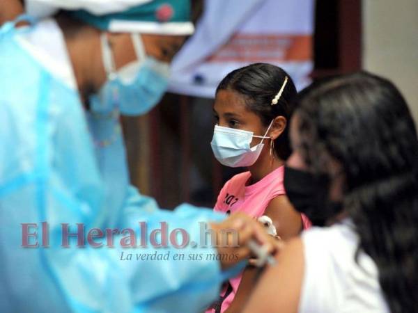 Los menores deben ser acompañados por uno de sus padres o persona a cargo, además de presentar su partida de nacimiento.