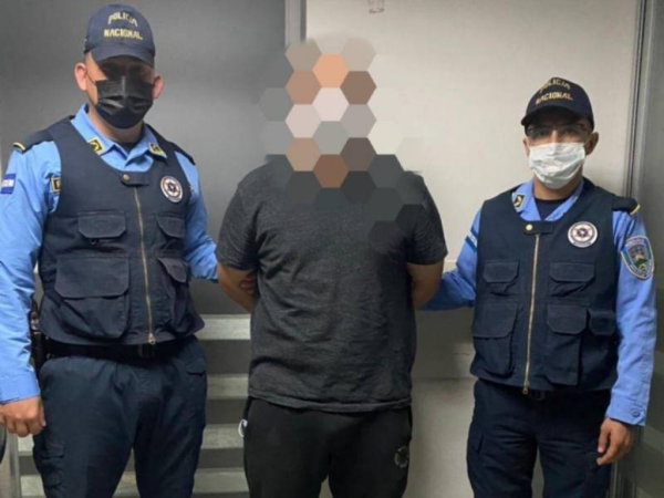 El joven ecuatoriano fue capturado tras ser denunciado por las alumnas después de la presunta agresión.