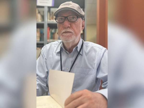 El poeta José González durante la presentación de “La cabellera del poeta Palma” en la Feria Internacional del Libro realizada en la Universidad Pedagógica Nacional Francisco Morazán.