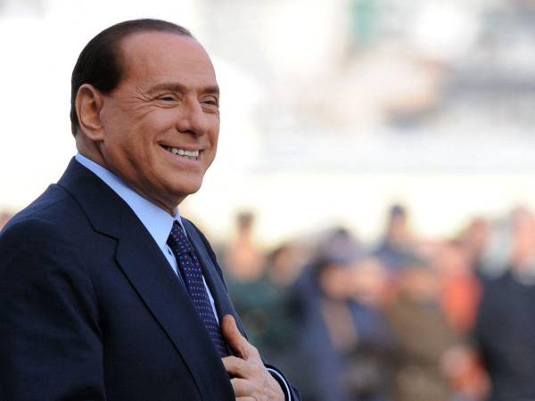 Silvio Berlusconi, tres veces primer ministro de Italia y magnate de los medios salpicado por una lluvia de escándalos, falleció este lunes a los 86 años a causa de una leucemia.