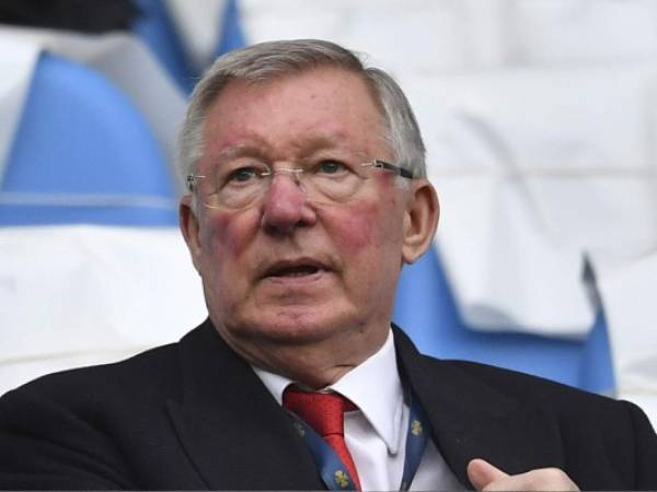 El ex entrenador del Manchester United, Alex Ferguson, es visto entre la multitud durante el partido de fútbol de la Premier League inglesa entre el Manchester City y el Manchester United. Foto AFP