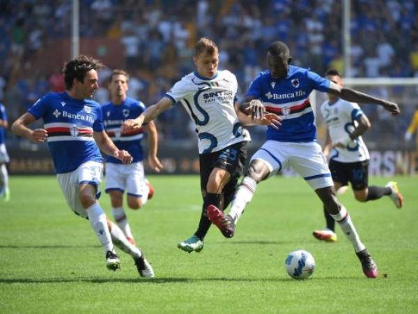 El centrocampista italiano de ter Milán Nicolo Barella (C) lucha por el balón con el defensor italiano de la Sampdoria Tommaso Augello (L) y el defensor de la Sampdoria Gambia Omar Colley (R) durante el partido de fútbol de la Serie A italiana entre la Sampdoria y el Inter de Milán en el estadio Luigi Ferraris de Génova el 12 de septiembre de 2021. Foto: AFP