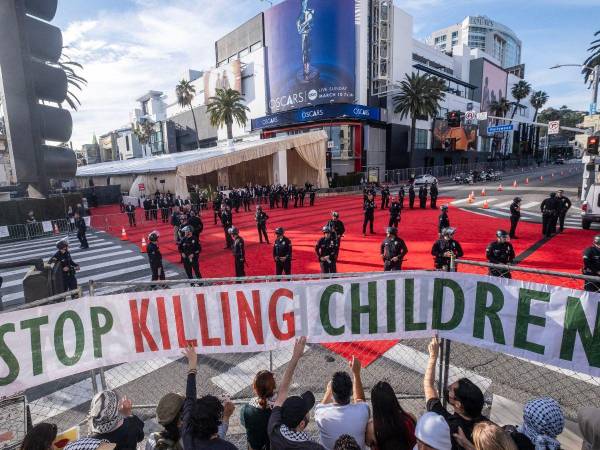 Decenas de personas llegaron hasta la parte de afuera del teatro Dolby de Los Ángeles, donde se llevaban a cabo los Premios Oscar, para exigir ayuda para los niños de Palestina.