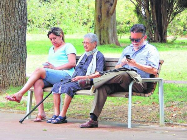 Es común ver en los parques a mujeres latinoamericanas cuidando a niños y ancianos. Aunque físicamente están allí, muchas veces se les ve absorbidas en sus teléfonos inteligentes, quizá comunicándose con sus familiares y amigos de su comunidad.