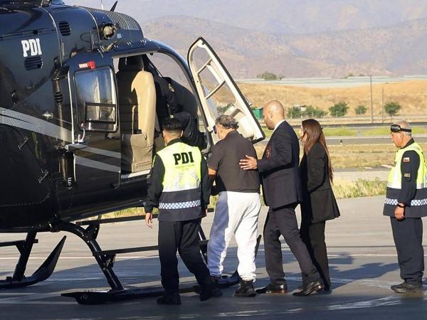 “¡Asesino, asesino!”, le gritaron algunas personas a Barrientos cuando bajó esposado del helicóptero junto al personal policial.