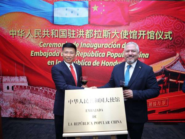 Yu Bo, encargado de negocios de China en Honduras, junto al canciller Eduardo Enrique Reina durante el evento de inauguración.