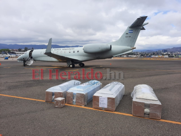 Este es el avión presidencial Legacy 600 -año 2009-, junto a los cuatro ataúdes y una urna con los restos de los catrachos.