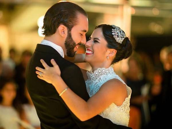 El 6 de diciembre de 2022, Nayib Bukele recordaba su aniversario de bodas con su esposa Gabriela con esta fotografía.