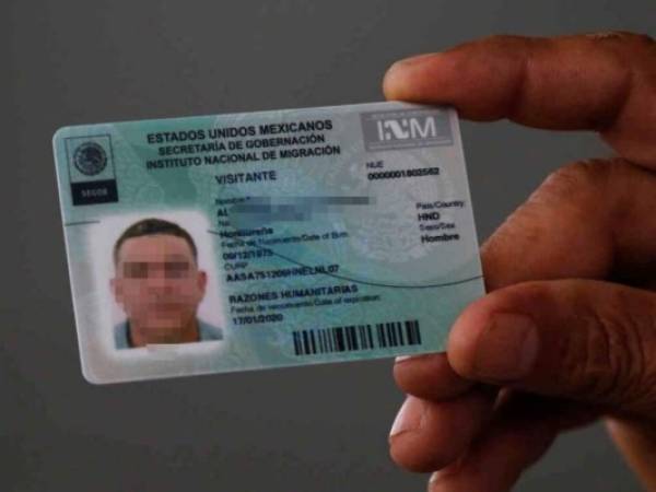 El documento de visa humanitaria que reciben los centroamericanos es similar al original. Foto: Agencia AP.