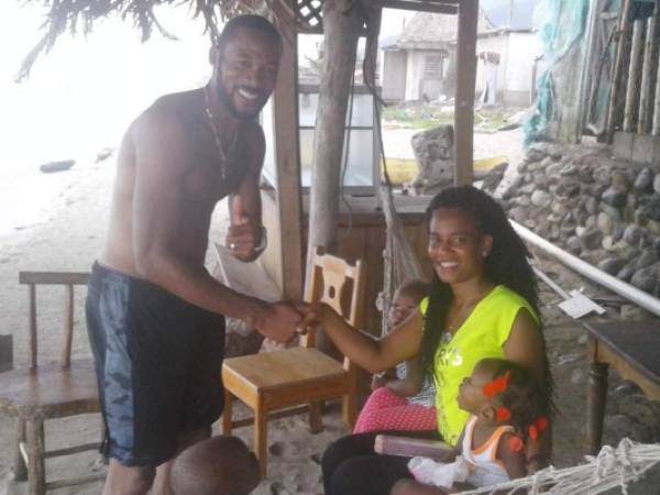 Rolando Palacios com personas de su comunidad en Sambo Creek (Foto: EL HERALDO)