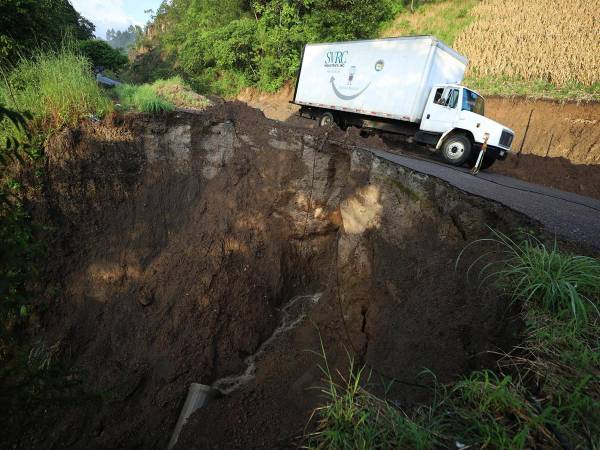 Los temblores y las constantes lluvias han provocado severos daños en la red vial de Comayagua, una de las zonas donde más se produce café en el país.