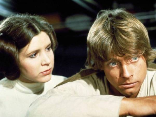 El célebre actor que interpretó a Luke Skywalker, el hermano de Carrie Fisher en Star Wars, Mark Hamill, le dedicó unas emotivas palabras a la Princesa Leia. Foto El País.