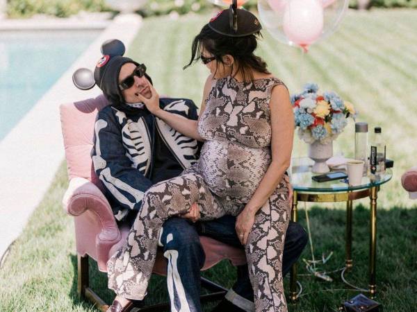 Kourtney Kardashian y Travis Barker celebrando el baby shower del pequeño Barker.