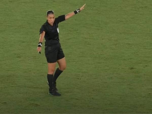 Melissa Borjas Pastrana impartió justicia este lunes en las semifinales del fútbol femenino de los Juegos Olímpicos. Foto: Cortesía