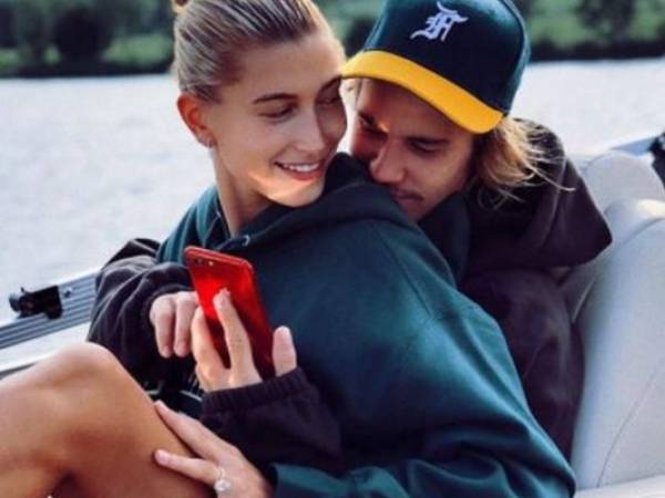 Hailey Baldwin y Justin Bieber se muestran muy cariñosos en las redes sociales.