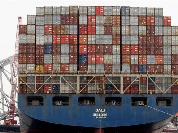 Fotografía de archivo de contenedores en un barco de carga, en Baltimore, Maryland, EE.UU., 18 de abril de 2024. EFE/EPA/Michael Reynolds