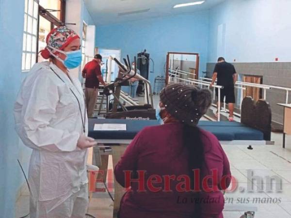 En cada terapia los pacientes realizan ejercicios respiratorios, caminan y suben gradas. Este proceso también lo hacen en su hogar. Foto: El Heraldo