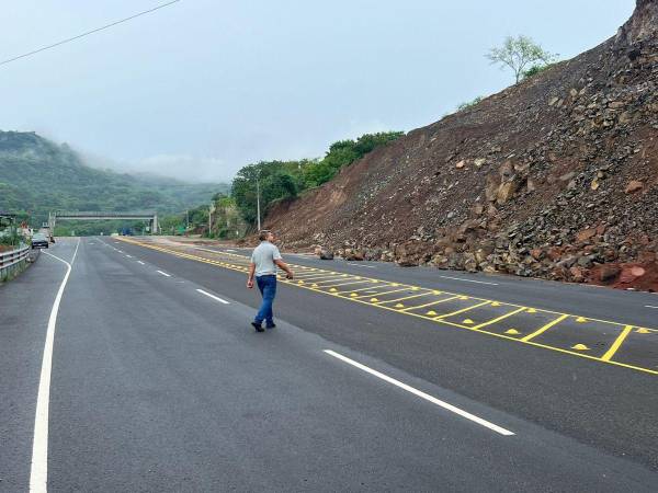 Desde hace días,, un derrumbe en el lugar conocido como El Terremoto, en Caridad, Valle tiene inhabilitado uno de los carriles del canal seco. Una empresa enviada por el gobierno mostro su incapacidad para limpiar la vía y hacer los correctivos urgentes.