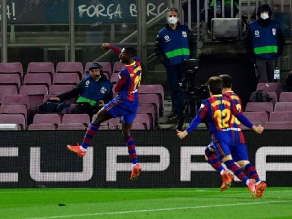 Dembélé fue el héroe de la noche para el Barça que ahpra se pone a un punto del Atlético de Madrid en la semana en donde enfrentará un intenso clásico ante el Real Madrid. Foto: AFP