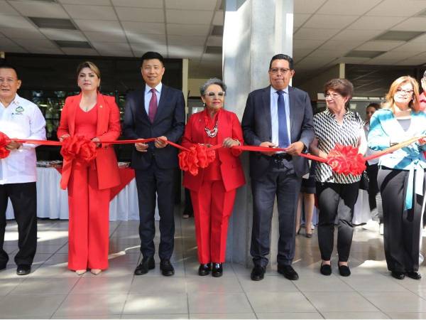 Los integrantes de la mesa principal fueron los encargados de realizar el corte de cinta.