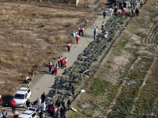 Las 176 personas que viajaban, en su mayoría iraníes y canadienses, y 11 ucranianos, de ellos nueve miembros de la tripulación, murieron en la catástrofe. Foto: AP.