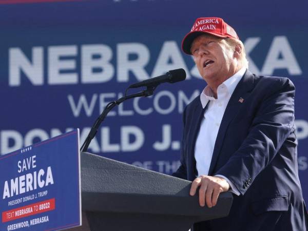 El expresidente Donald Trump habla con sus seguidores durante un mitin en el I-80 Speedway el 1 de mayo de 2022 en Greenwood, Nebraska.