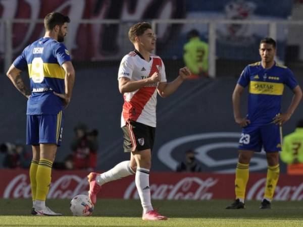 El delantero de River Plate Julián Álvarez celebra tras anotar ante Boca Juniors durante el partido de la Liga Argentina de Fútbol Profesional en el estadio Monumental de Buenos Aires.