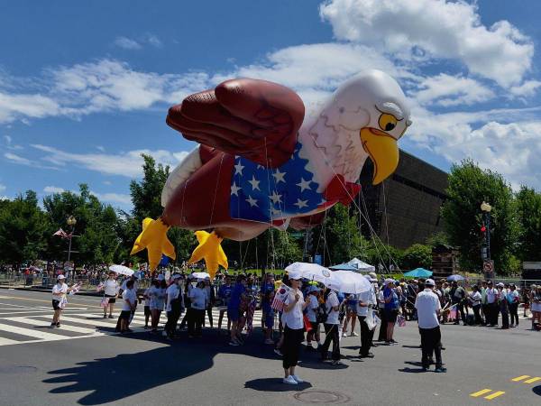 Con desfiles y en familia iniciaron las celebraciones por el Día de la Independencia en Estados Unidos. A continuación las imágenes.