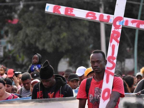 Centenares de migrantes partieron el domingo en caravana desde el extremo sur de México, protestando contra la “cerrazón” de las autoridades migratorias locales de brindarles permisos de tránsito para avanzar hacia Estados Unidos.