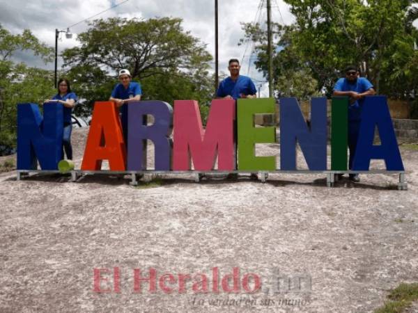 En el mirador se encuentra el epígrafe de la comunidad donde los visitantes disfrutan de una panorámica y se toman las respectivas selfies. Foto: Emilio Flores.