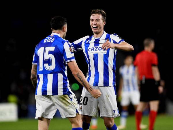 El defensa español de la Real Sociedad, Diego Rico, y el defensa español de la Real Sociedad, Jon Pacheco, celebran terminar primeros del grupo E al final del partido.