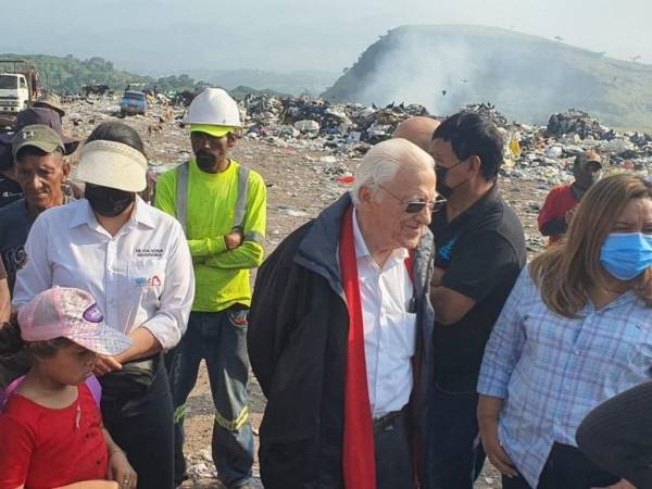 El padre Ángel García, de la Fundación Socio Educativa Mensajeros de La Paz, visitó la mañana de este sábado el crematorio municipal de Distrito Central. Aquí las imágenes de su recibimiento.