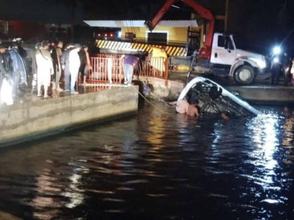 La camioneta n la que se transportaban los estudiantes fue arrastrada por el fuerte caudal del río.