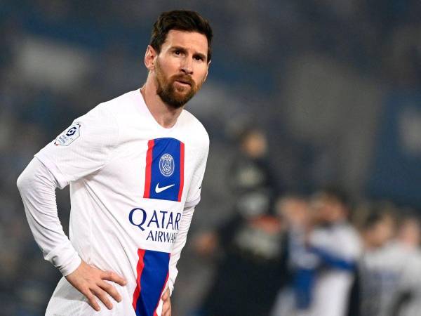 El delantero argentino del Paris Saint-Germain, Lionel Messi, reacciona durante el partido de fútbol de la L1 francesa entre el RC Strasbourg Alsace y el Paris Saint-Germain (PSG) en el Stade de la Meinau en Estrasburgo, este de Francia, el 27 de mayo de 2023.