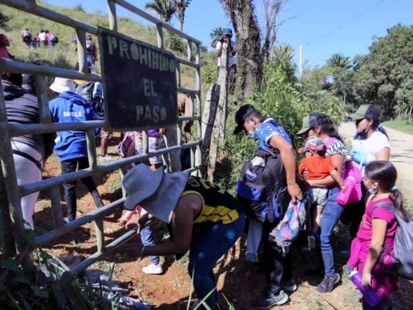 Muchos nicaragüenses dejan su natal para encontrar mejores oportunidades en Estados Unidos y aunque el trayecto es difícil, su verdadera odisea comienza apenas ponen un pie en Honduras, donde se les complica su paso por papeleo, documentación y otras situaciones que solo pueden ser resueltas con dinero de por medio. A continuación más detalles sobre esta dura realidad.