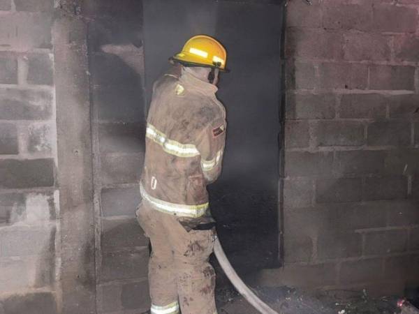 Varios miembros del Cuerpo de Bomberos llegaron al lugar para controlar las llamas.