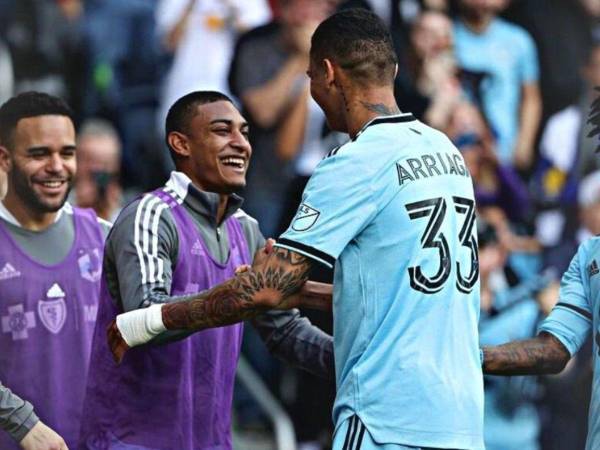 Kervin Arriaga y Joseph Rosales festejan un gol con el Minnesota United de la Major League Soccer.